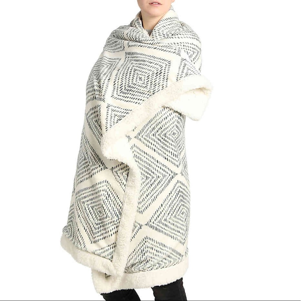 NWT DSW Geo Print Blanket